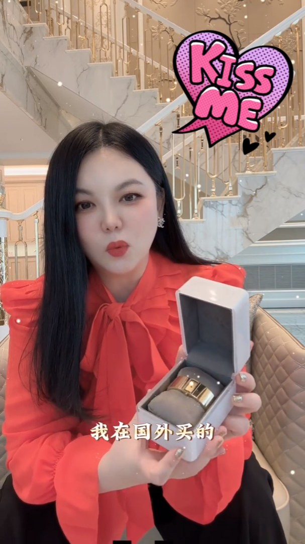 李湘力推金色的DKNY時尚手錶。