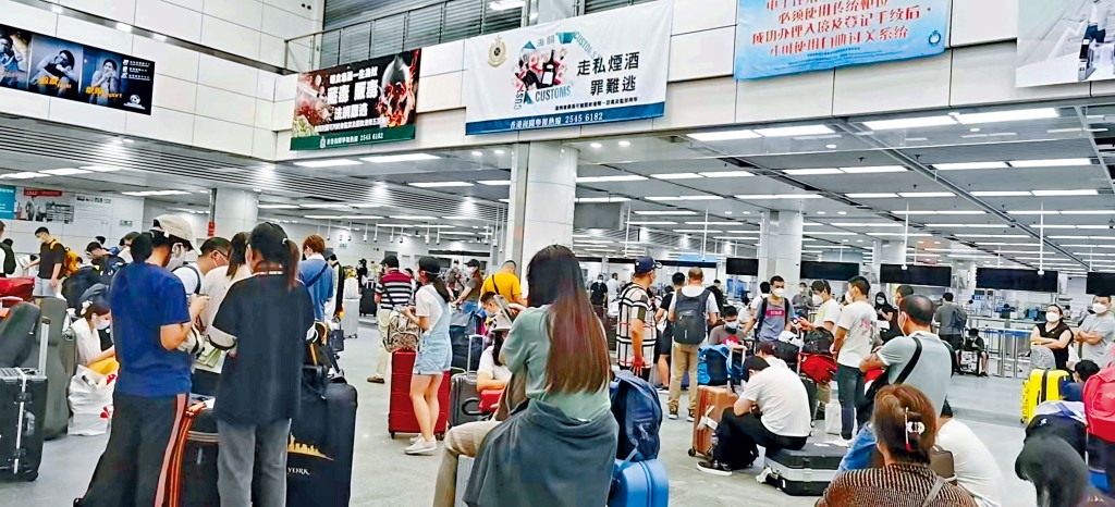 不少旅客帶着至少兩大件行李過關。