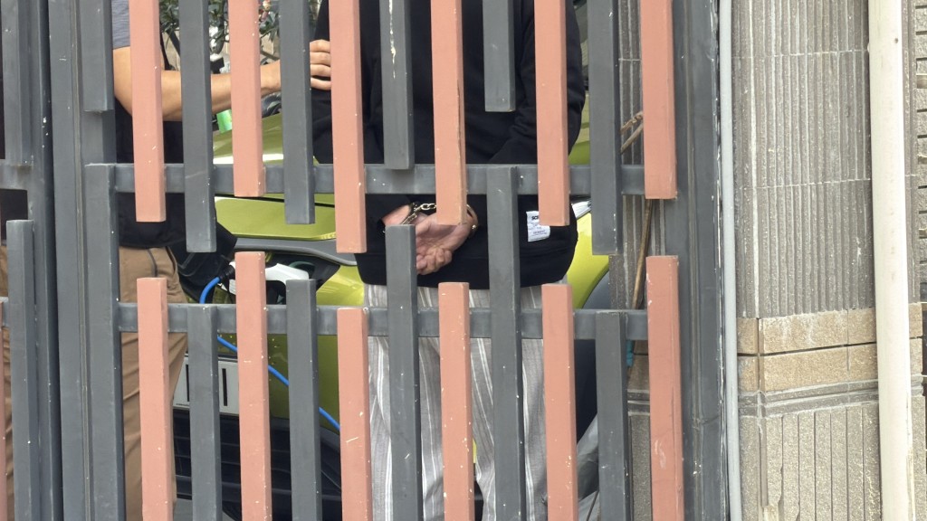 工程公司男董事被押返蝦尾新村搜屋。