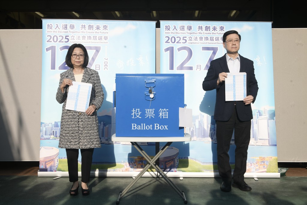 李家超與妻子投票。陳浩元攝 李家超與妻子投票。陳浩元攝