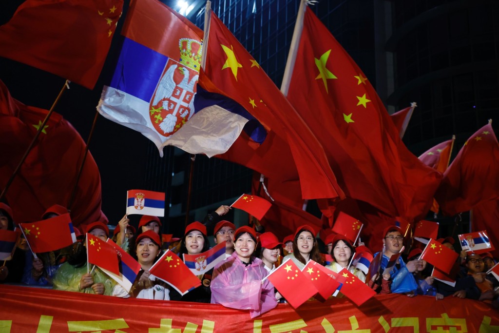 习近平抵达塞尔维亚国事访问，大批华人华侨、留学生，和塞尔维亚民众夹道欢迎。。