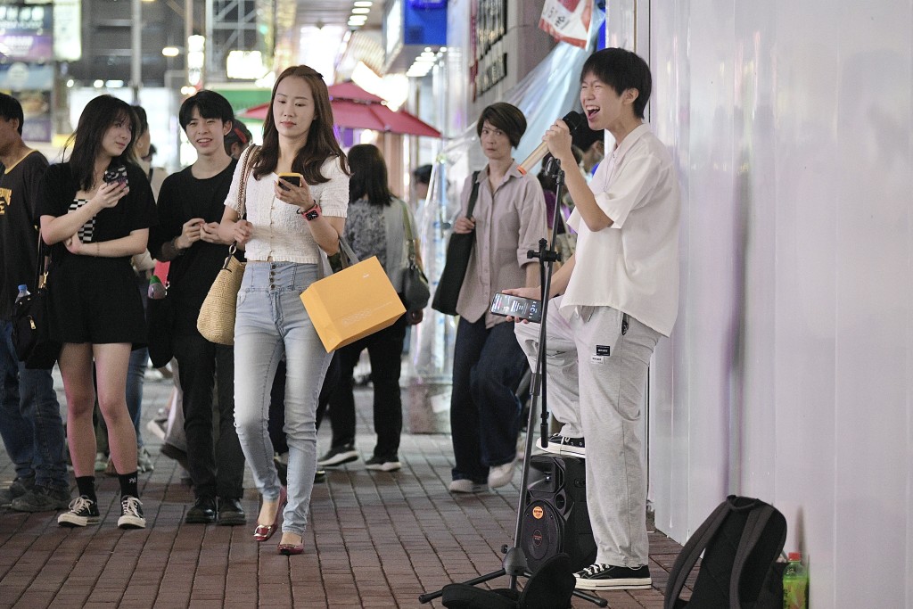 多位区议员认为香港需要相关文化特色振兴旅游，望当局考虑为busking引入发牌制度。