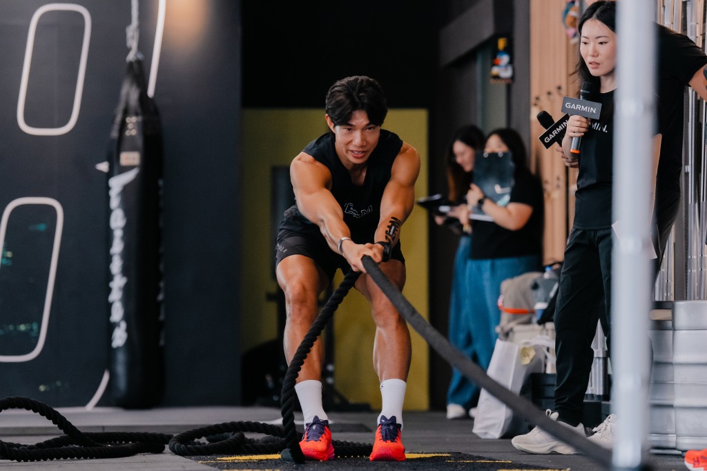 ，洪範錫親自演練了兩大關鍵關卡：拉雪橇 (Sled Pull) 與 波比跳遠 (Burpee Broad Jumps, BBJ)。面對被參賽者視為「惡夢」的 BBJ，洪範錫的動作顯得異常輕盈且極具連貫性。 公關提供
