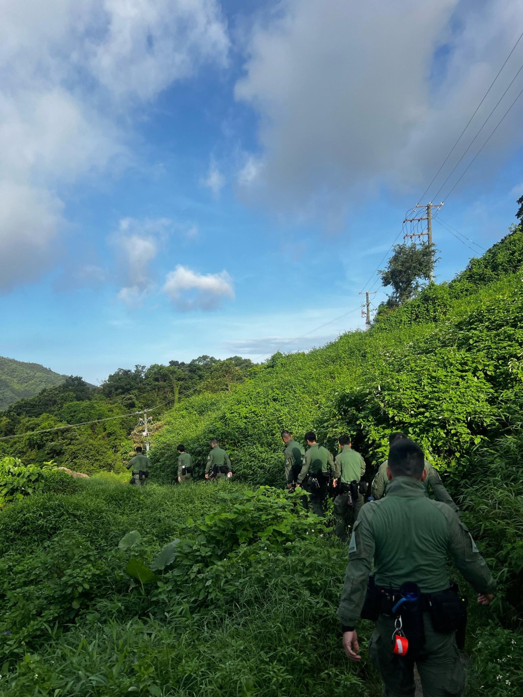 機動部隊人員高調巡查將軍澳及西貢區內爆竊案黑點，搜查山嶺叢林裡能讓不法人士匿藏的位置，並於西貢及將軍澳一帶村屋，以及區內主要幹道進行高姿態巡邏及在不同時段於策略位置設立路障截查可疑車輛。警察提供