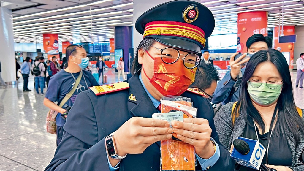 謝先生打扮成鐵路人員北上。