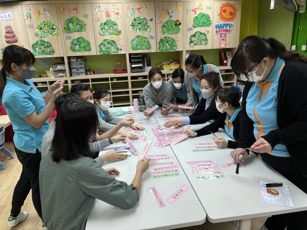 香港保护儿童会员工参加「守护儿童学院」的培训课程，透过互动识别照顾婴幼儿需注意的事项。