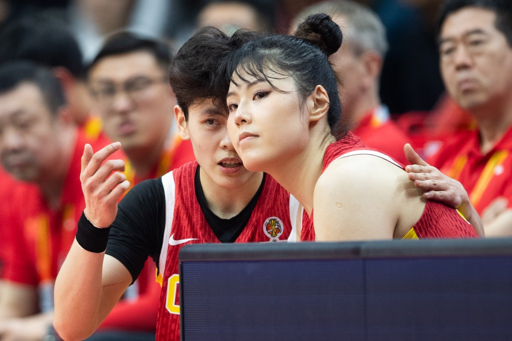 李月汝（右）因护照丢失，无缘今届女篮世界杯。新华社