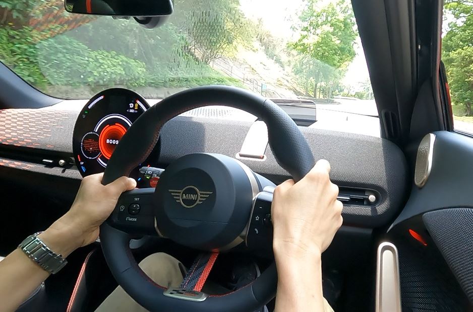 MINI JCW Aceman E (J05)轉向反應非常明快銳利，貫徹MINI靈活特色。