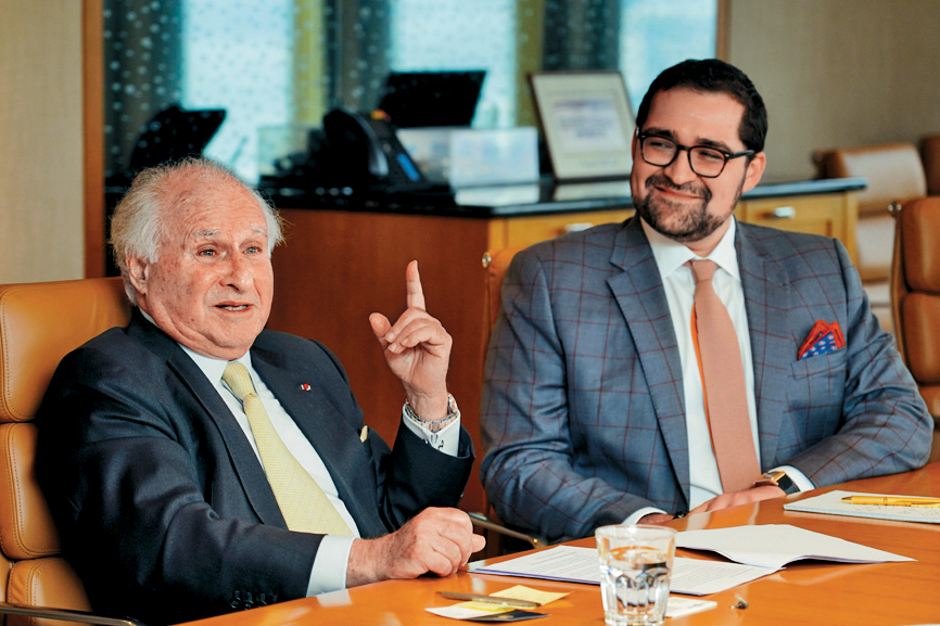 嘉道理父子分享，家族成員一直謹記「榮譽伴隨責任與義務」。