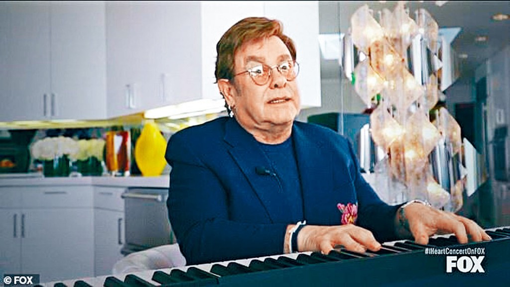 艾顿庄一度无钢琴演出，最后他成功借到电子琴。