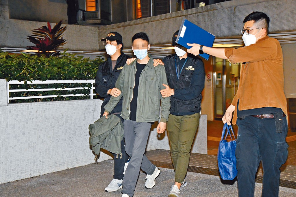 海關昨拘捕收款教授「追女秘技」、涉嫌違反《商品說明條例》的網紅「鬼王」(中)。