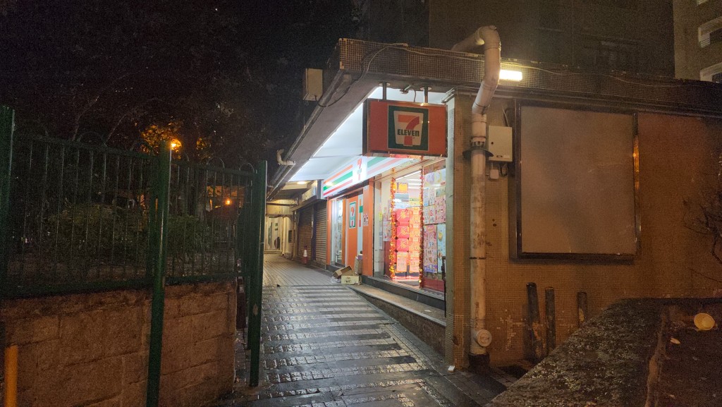 警員在龍樂樓對開一間便利店發現一名少年形迹可疑。黎志偉攝