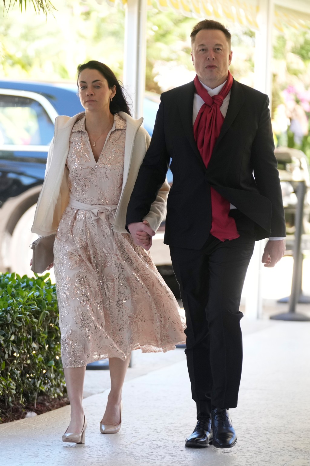 馬斯克罕見牽著為他誕下4個孩子的Neuralink營運和特別項目總監齊利斯。美聯社