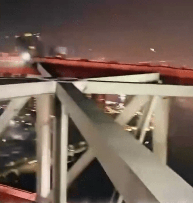 重庆朝天门长江大桥拱架顶部，影片拍摄者角度。