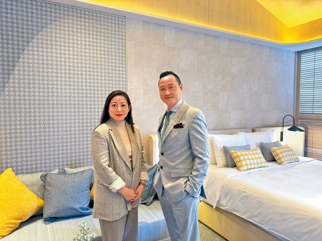 張睿（右）指出，將軍澳不同於核心商業區的擁擠氛圍，與都市度假所需的「鬆弛感」高度契合。左為陳淑貞。