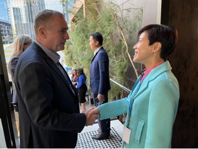 現 任世界海關組織亞太區副主席 Michael Outram（左）於接待會上歡迎何珮珊（右）。