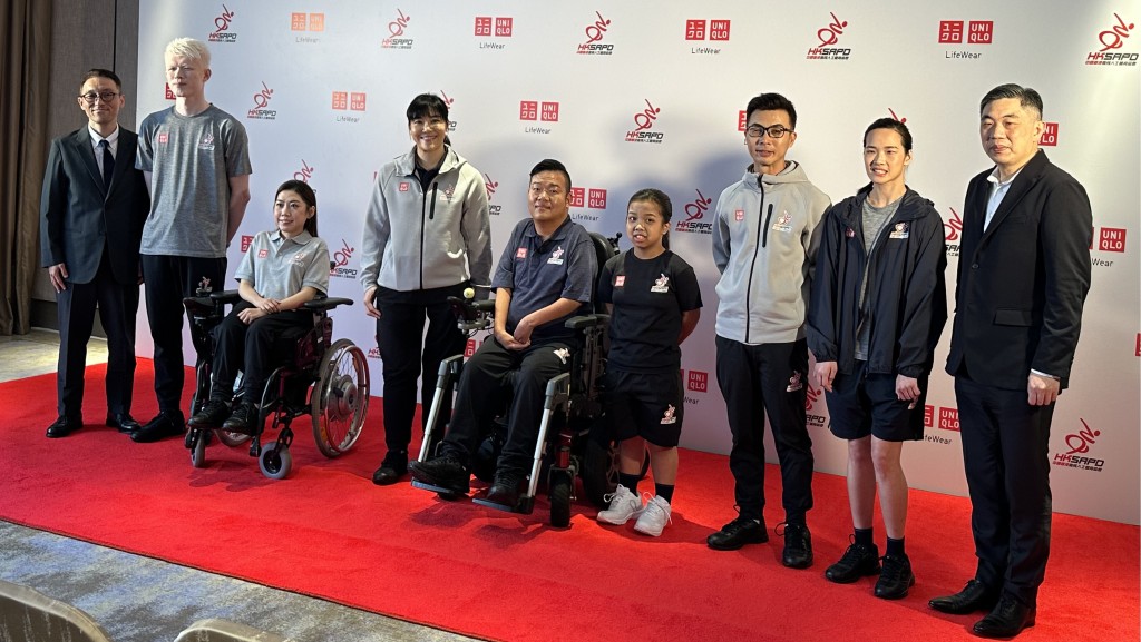 右起︰中國香港傷殘人士體育協會主席梁禮賢 、田徑運動員任國芬、草地滾球運動員郭永、游泳運動員吳卓恩、硬地滾球運動員梁育榮、輪椅劍擊運動員余翠怡、硬地滾球運動員何宛淇、保齡球運動員張凱童、UNIQLO香港營運總監太田友幸為中國香港傷殘人士體育協會代表隊（集訓隊）官方制服贊助新聞發布會主持啟動儀式