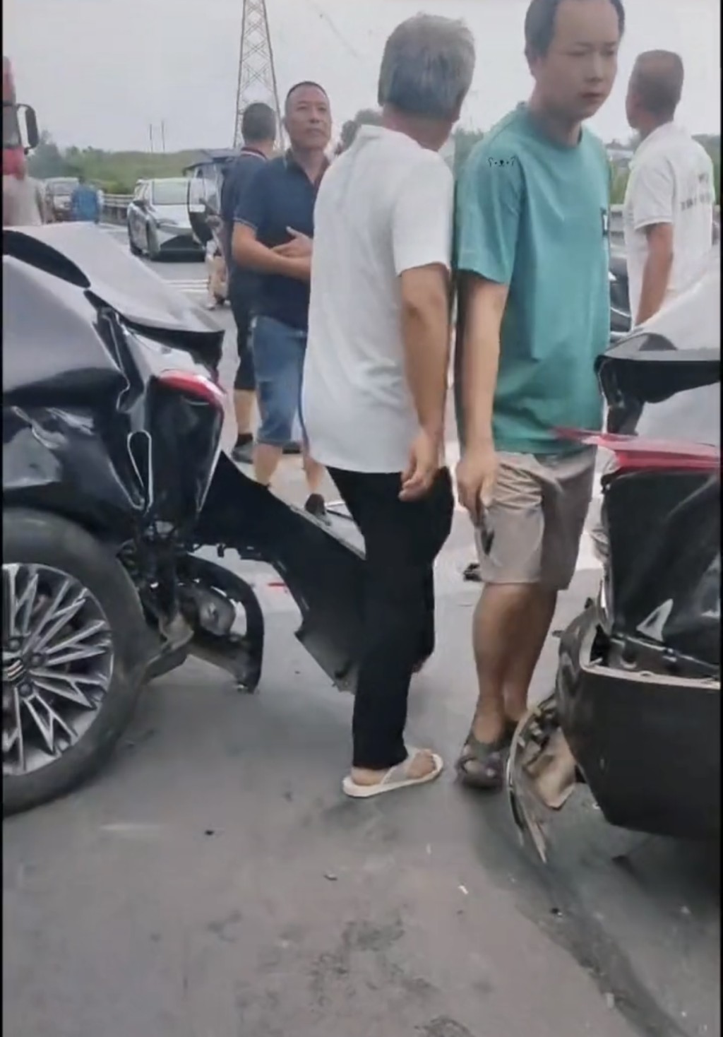 四川貨車衝入婚車隊致連環相撞。抖音@A瀘州同城跑跑小偉哥 四川貨車衝入婚車隊致連環相撞。抖音@A瀘州同城跑跑小偉哥