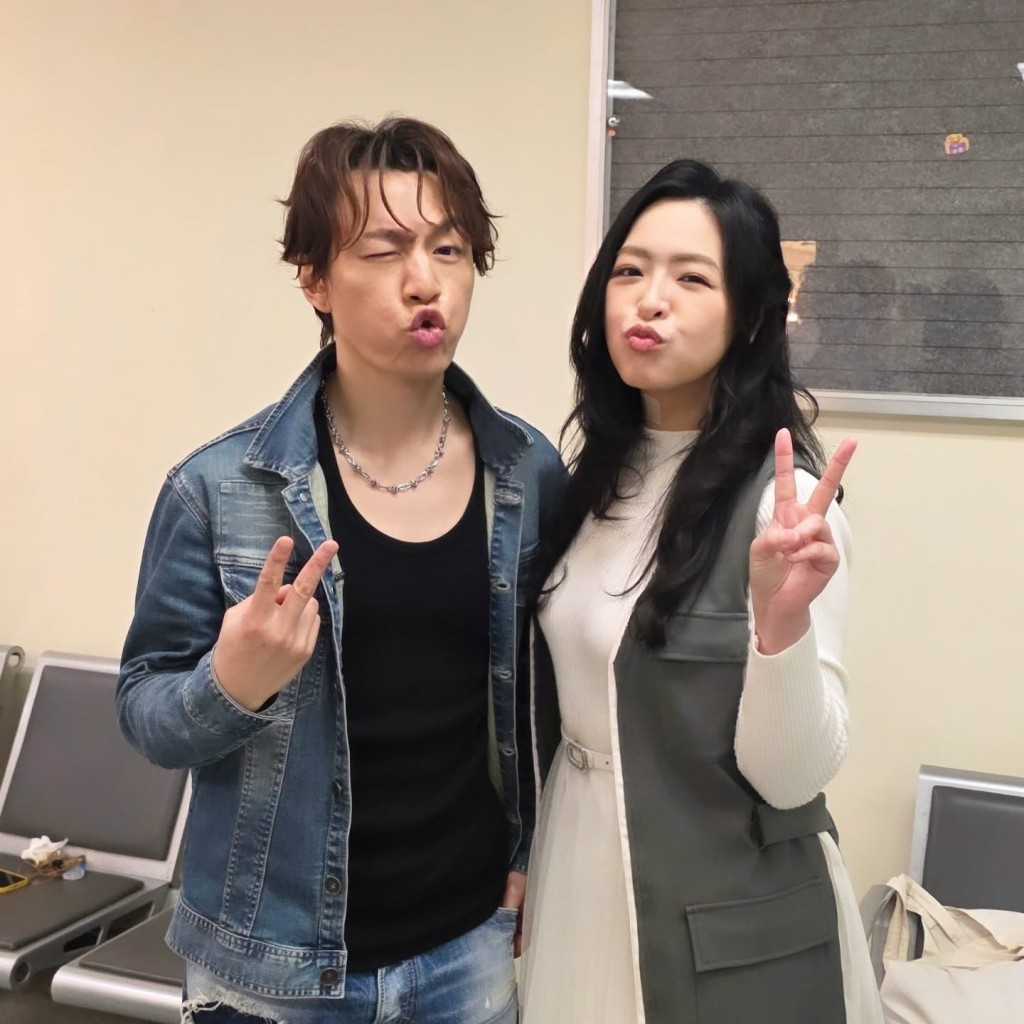 鄭家聲與許美琪不時合唱。