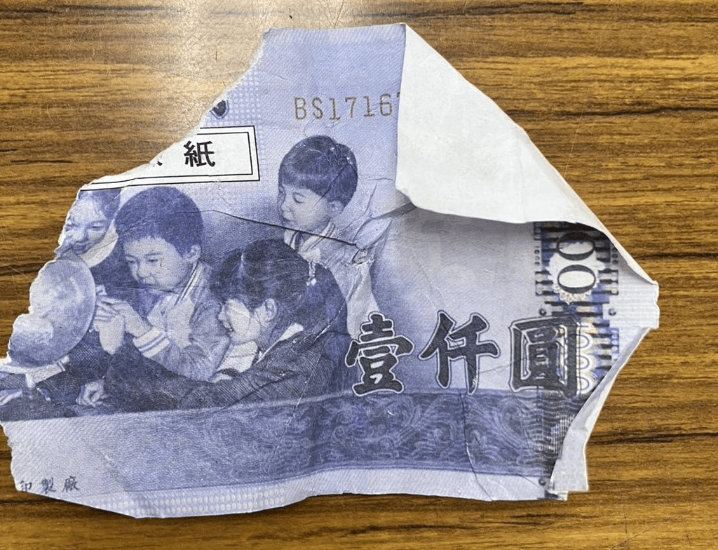 台警在现场蒐证时，发现是台币千元玩具钞。