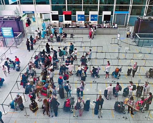 政府称会密切监察不同地区的疫情，调整来港检疫措施。　