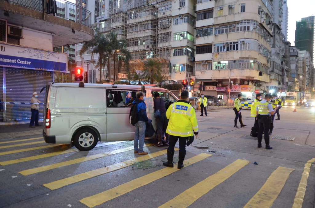 私家車與客貨車在南昌街與醫局街交界相撞。