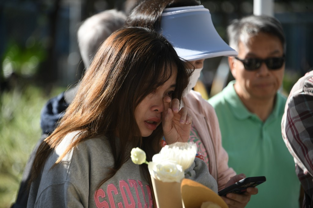 數百名市民今日到場獻花悼念死難者。