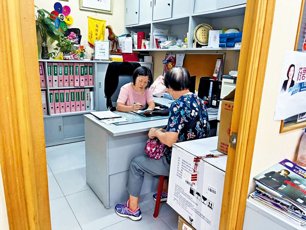 區議員符碧珍（左）與涉事婆婆研究詐騙短訊。