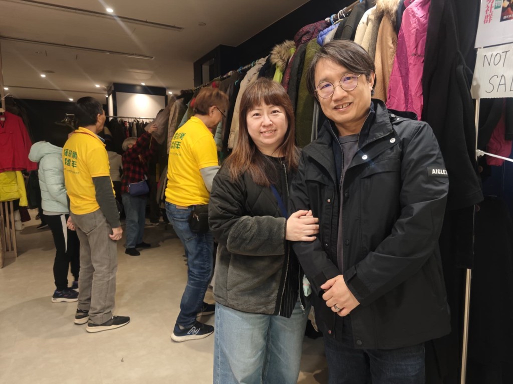 鄭氏夫婦為支持送寒衣行動，特意由東涌跨區開車到黃埔支持。