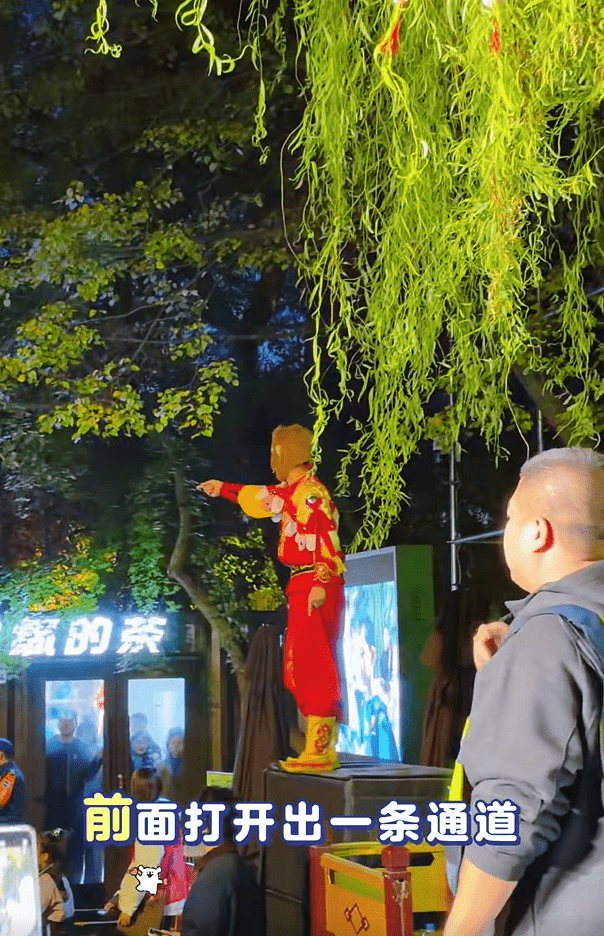 东北最强NPC“雪饼猴”见游客突晕倒，即停演出除头套疏导人潮获赞。