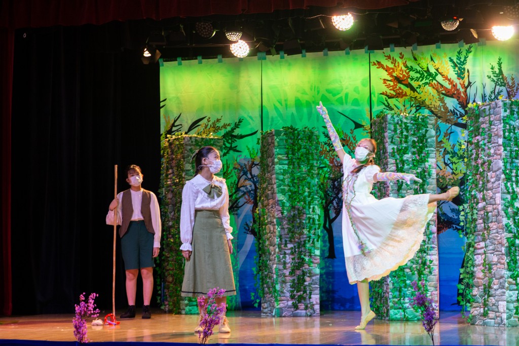 適逢創校一百五十周年,九真於今年推出校慶劇《萬里作紅行》作為全新資優教育項目。 適逢創校一百五十周年,九真於今年推出校慶劇《萬里作紅行》作為全新資優教育項目。