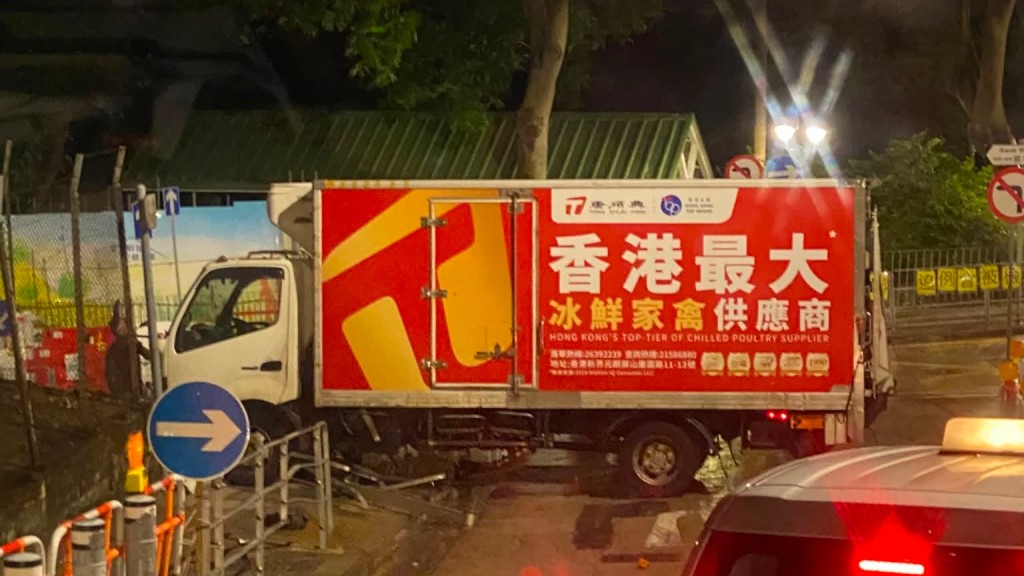 葵涌密斗货车疑闪避黑猫失控扫栏 司机一度被困车内 毋须送院。Facebook 车cam L（香港群组）图片