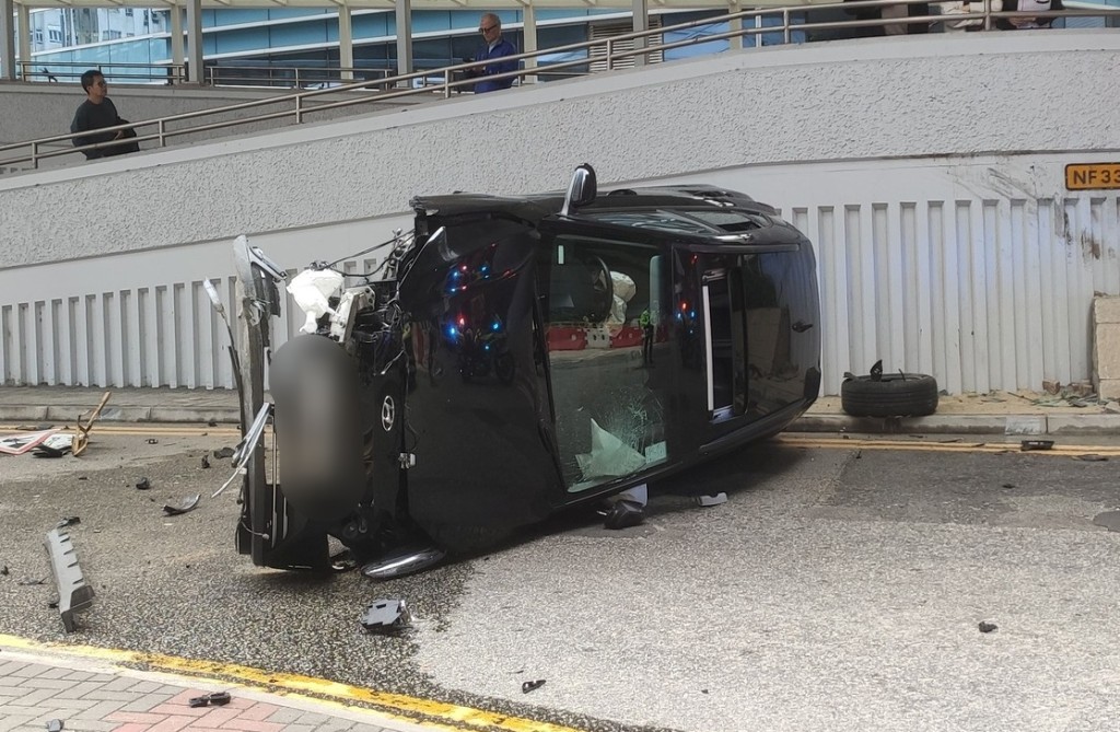 私家車失控自炒,男司機一度被困。網上圖片