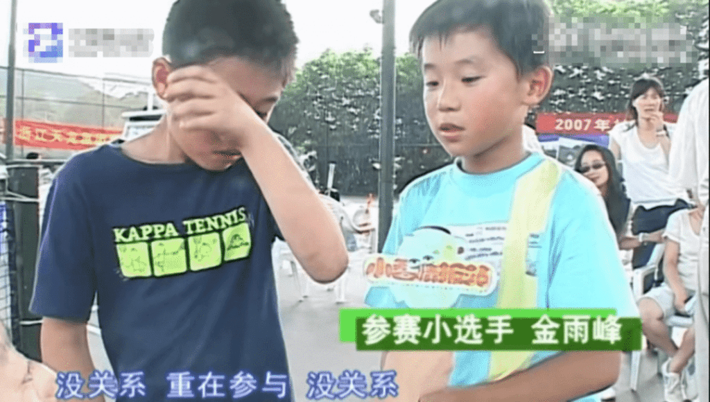 在2007年杭州市青少年网球大师赛决赛中，吴易昺（左）因为输了比赛在面对镜头时忍不住抽泣落泪。