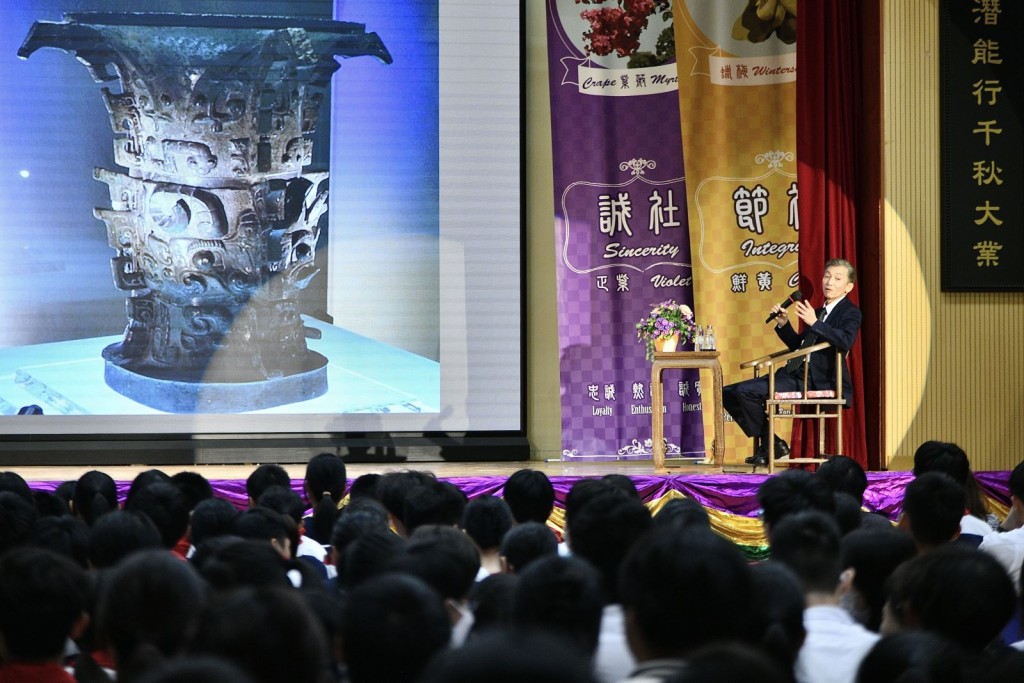 在開幕禮上，昔珍薈舍主席李百貴先生向同學們講解中國文化歷史。