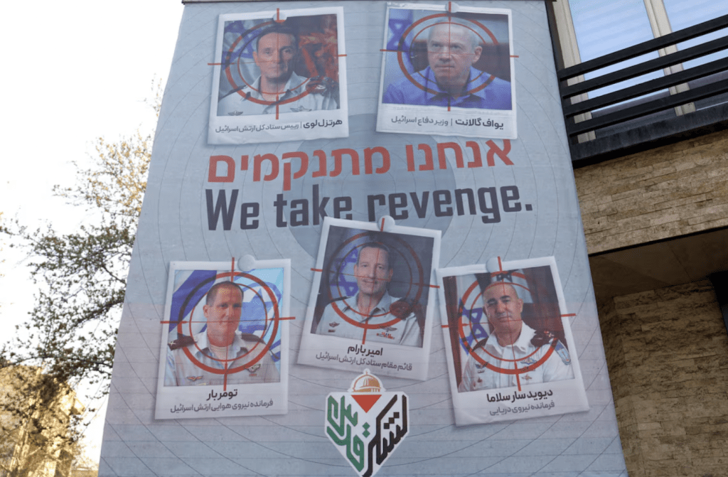 反以色列横幅上，有以色列国防高层的照片。路透社