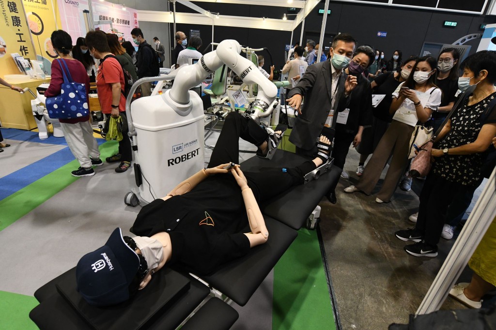 会场共有160多个参展单位，展出600多项乐龄科技产品。