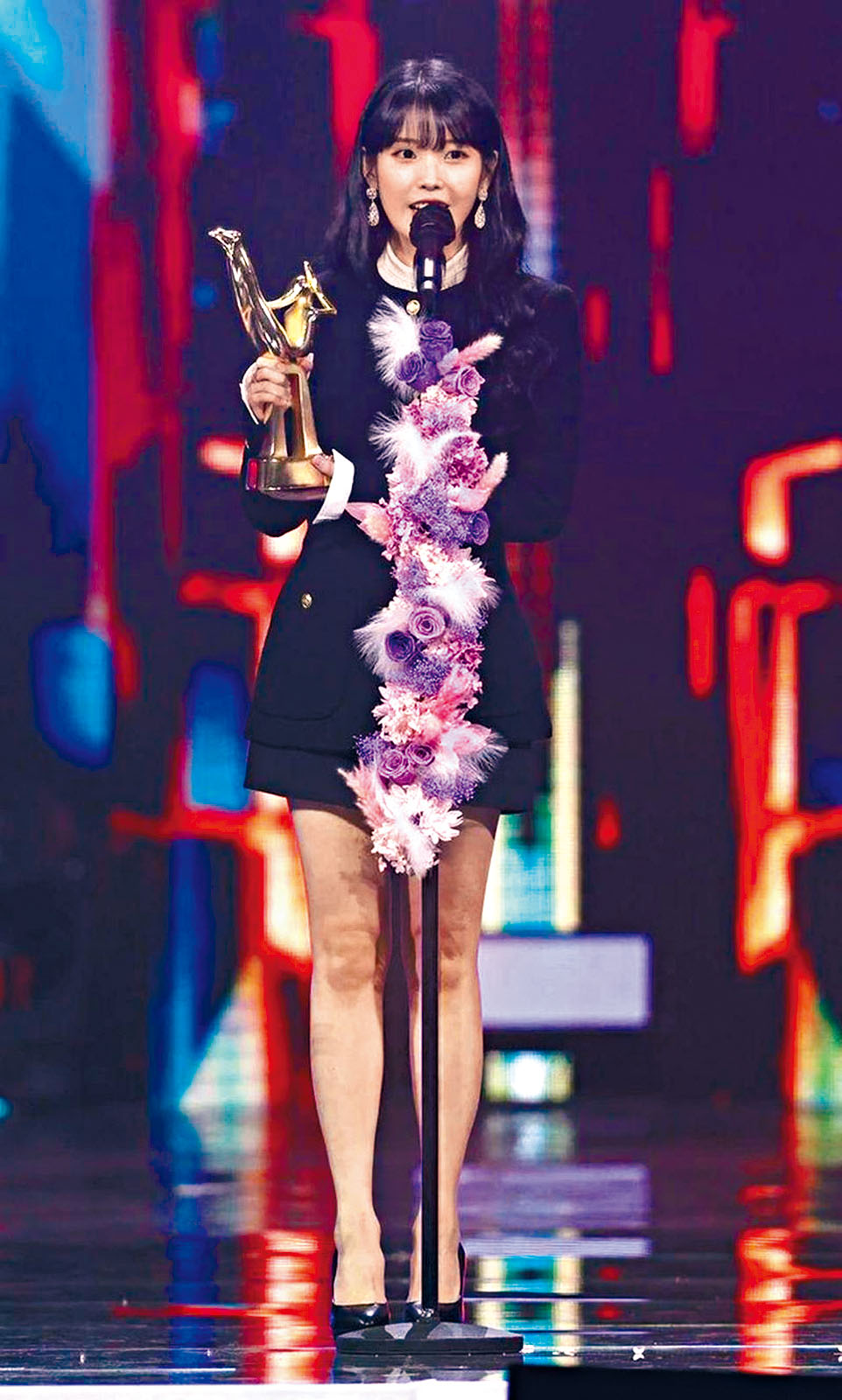IU於前晚舉行的「韓國金唱片頒獎禮」奪3獎，但卻烏龍百出笑死觀眾。