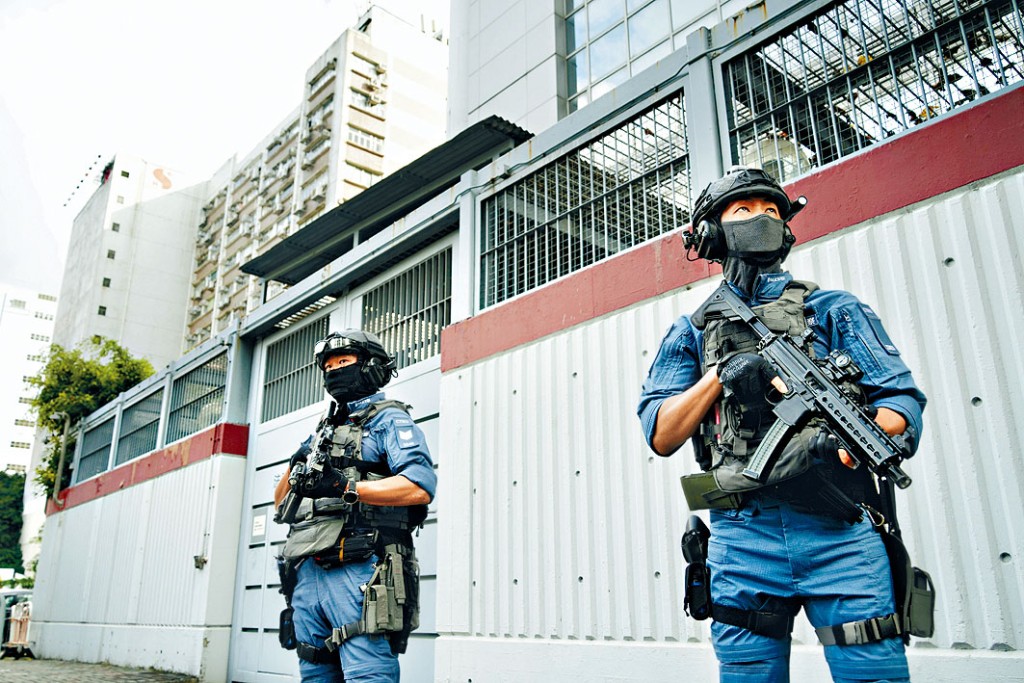 荷里活廣場兇殺案疑犯昨日提堂，反恐特勤隊警員於法院外戒備。