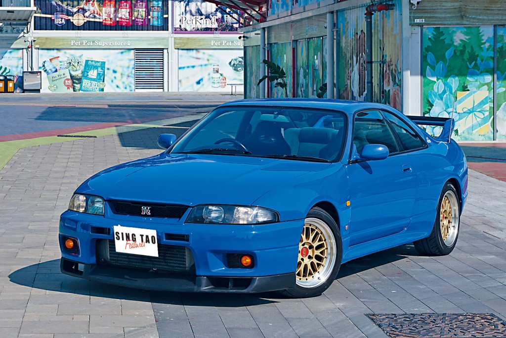 R33 GT-R LM Limited配上獨有Champion Blue藍色車身，以及賽車款鬼面罩及擾流等。