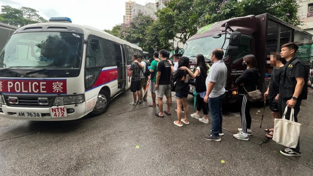 警破大埔釣魚機賭檔拘8人 3男女為被通緝人士。警方圖片