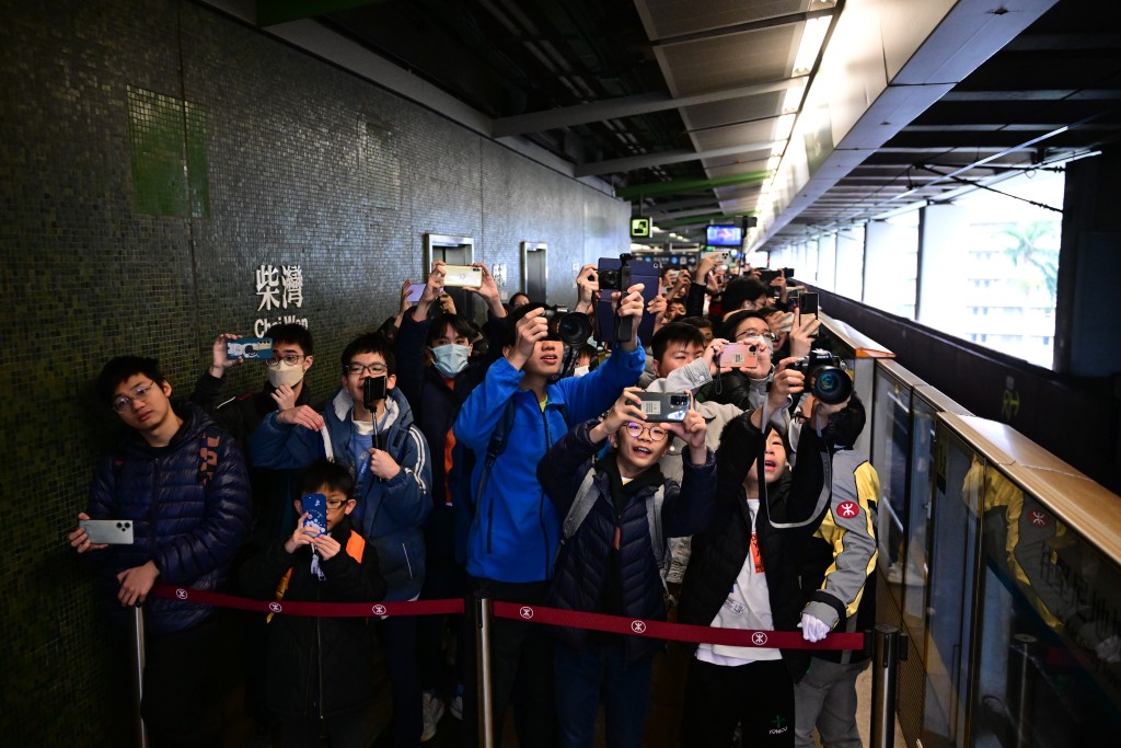 港鐵Q-Train新車於柴灣站開出，大批鐵路迷乘搭。陳極彰攝