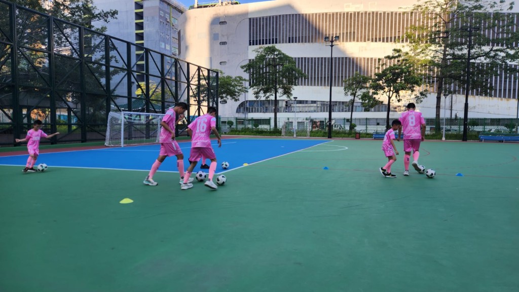 由最初的控球、传球到射球,SEN学童一点一点的进步,都是对家长与教练的激励。(图片来源:受访者提供) 由最初的控球、传球到射球,SEN学童一点一点的进步,都是对家长与教练的激励。(图片来源:受访者提供)