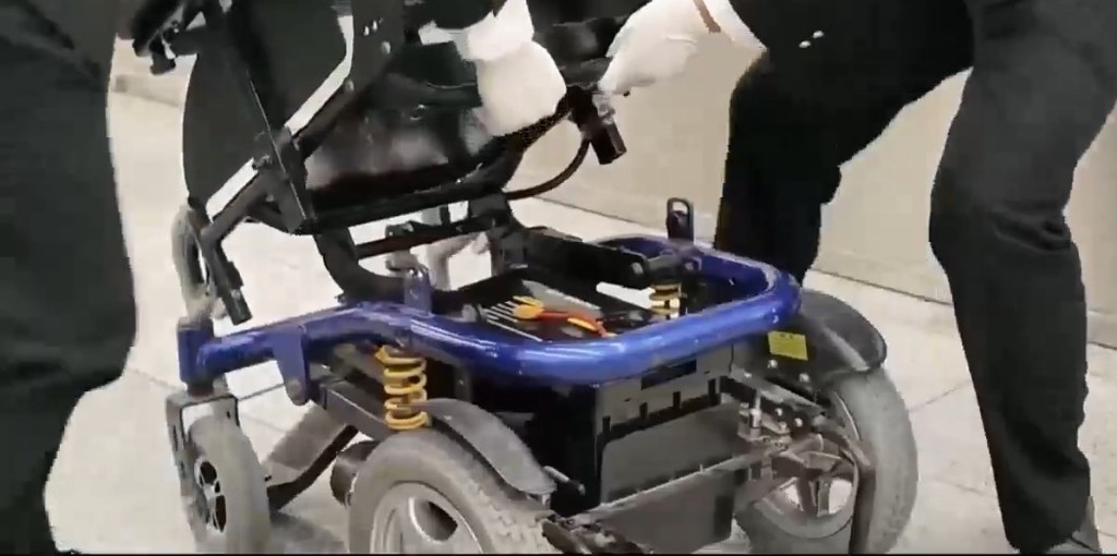 轮椅客北上过关被揭改装电池位藏86部旧电话。海关发布