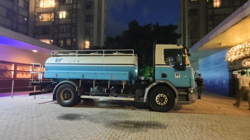 嘉亨灣附近有水車停泊。 嘉亨灣附近有水車停泊。