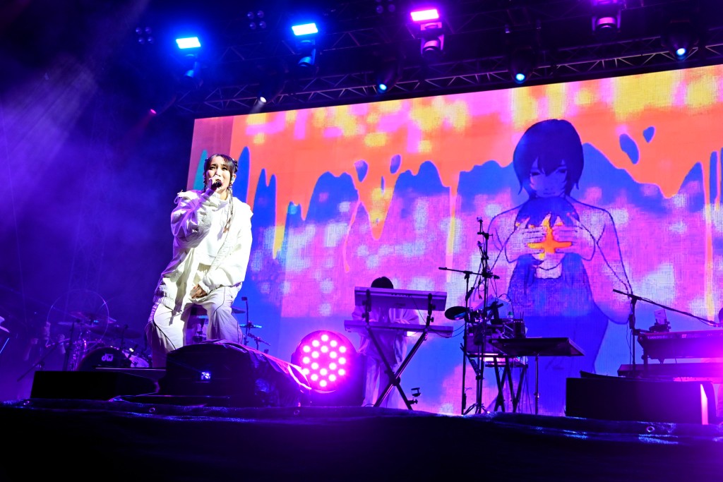 日本組合YOASOBI昨晚（1日）在中環海濱舉行的「Clockenflap」音樂節中壓軸演出。