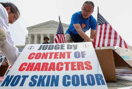 華盛頓最高法院外周四有示威者豎起標語，以示支持法院裁決。 路透社