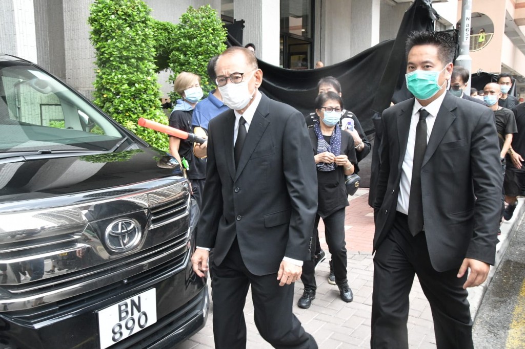 杨受成出席完陈木胜辞灵礼后，哀伤离场。