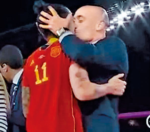 西班牙足總主席盧比亞利斯上周日在世盃冠軍頒獎儀式上，親吻球員靴莫素的嘴唇。