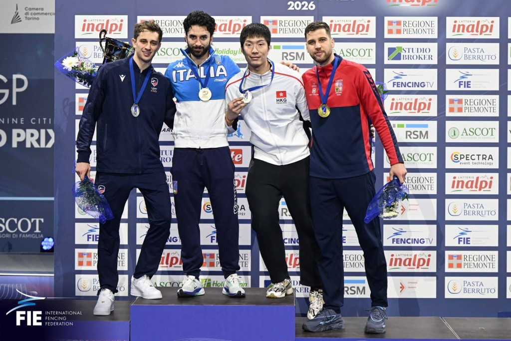 都靈站冠軍、意大利的Guillaume Bianchi（左二）現世界排名第2，亞軍、美國的Nick Itkin（左一）由原本第8位升至第4位、季軍的家朗（右二）升至第9位，另一季軍、捷克的Alexander Choupenitch 位列第5位。FIE 資料圖片